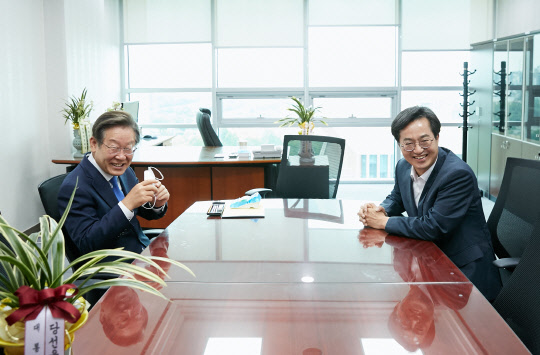 이재명 민주당 의원(왼쪽)과 김동연 경기지사 당선인이 8일 국회 의원회관에서 만나 환담을 나누고 있다.<김동연 당선인 측 제공>